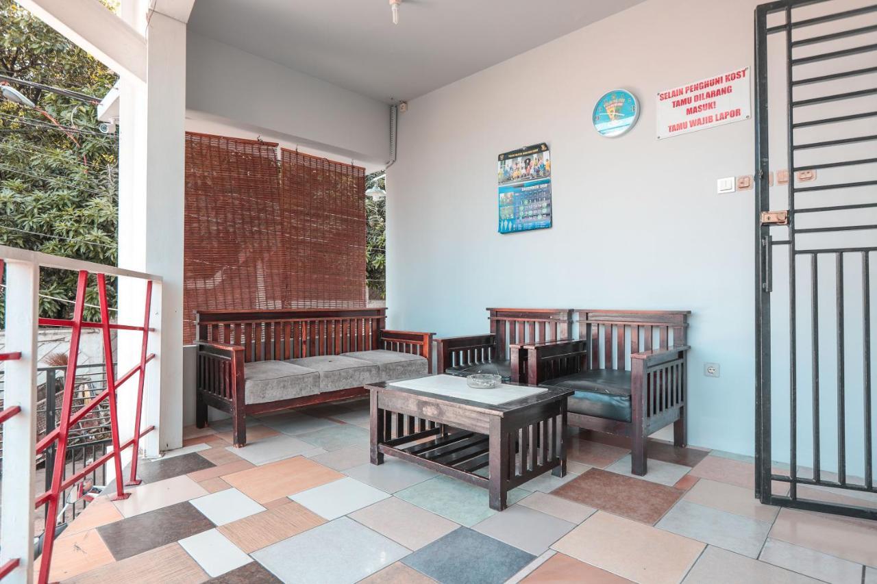 Oyo 208 G House Hotel Jakarta Exterior photo